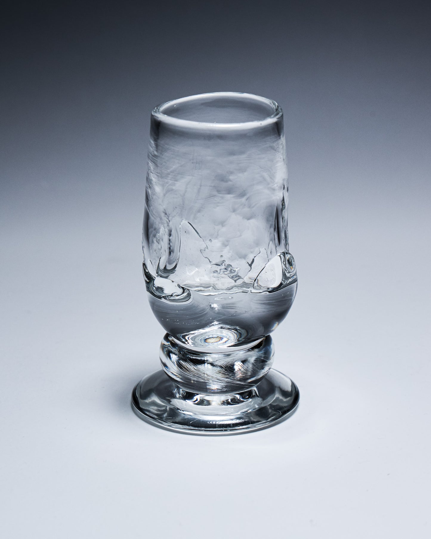 GOBELET À PIED DE FORME LIBRE