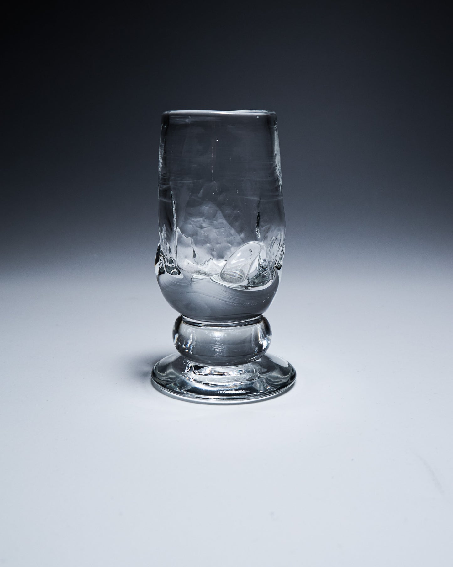 GOBELET À PIED DE FORME LIBRE