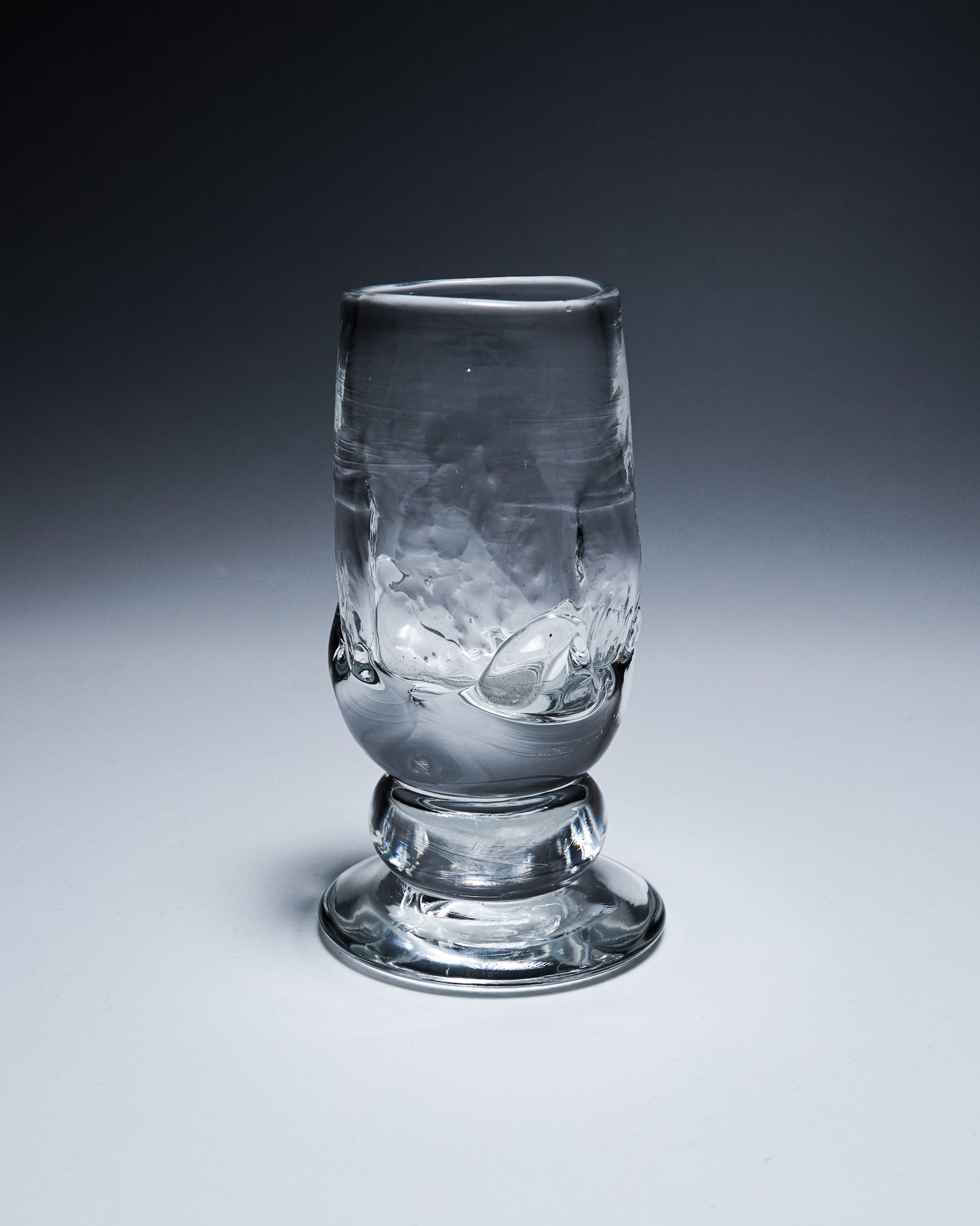 GOBELET À PIED DE FORME LIBRE