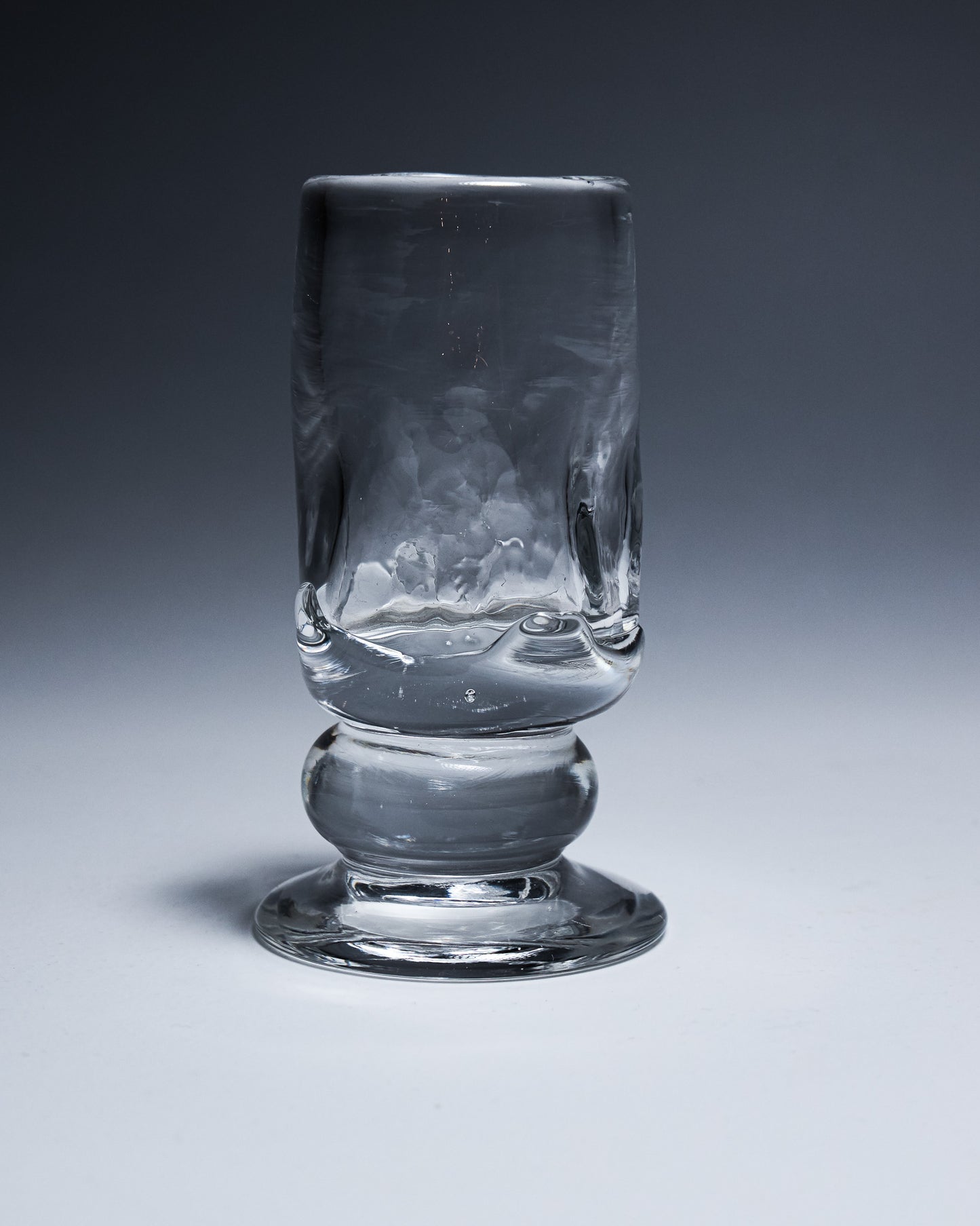 GOBELET À PIED DE FORME LIBRE