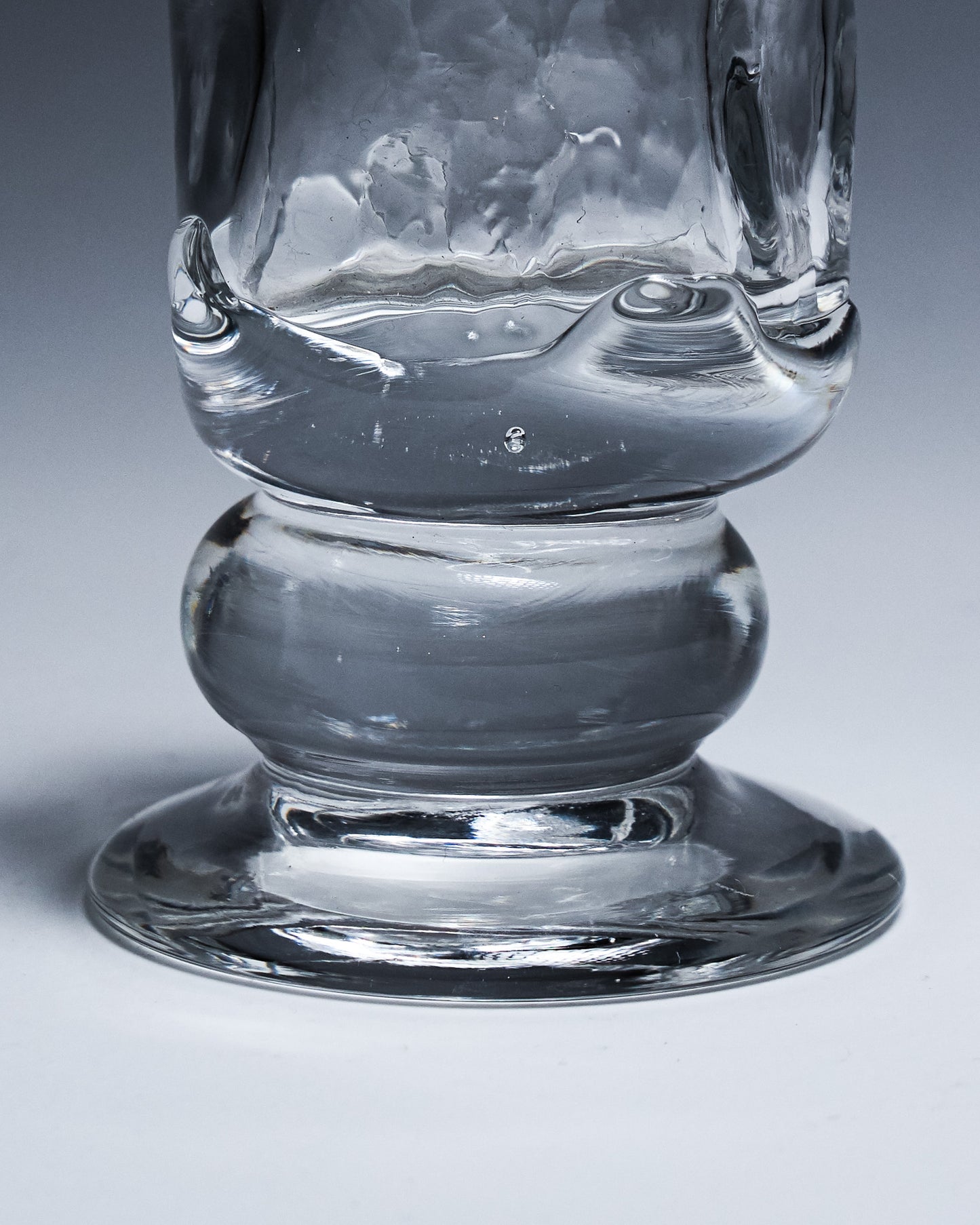 GOBELET À PIED DE FORME LIBRE