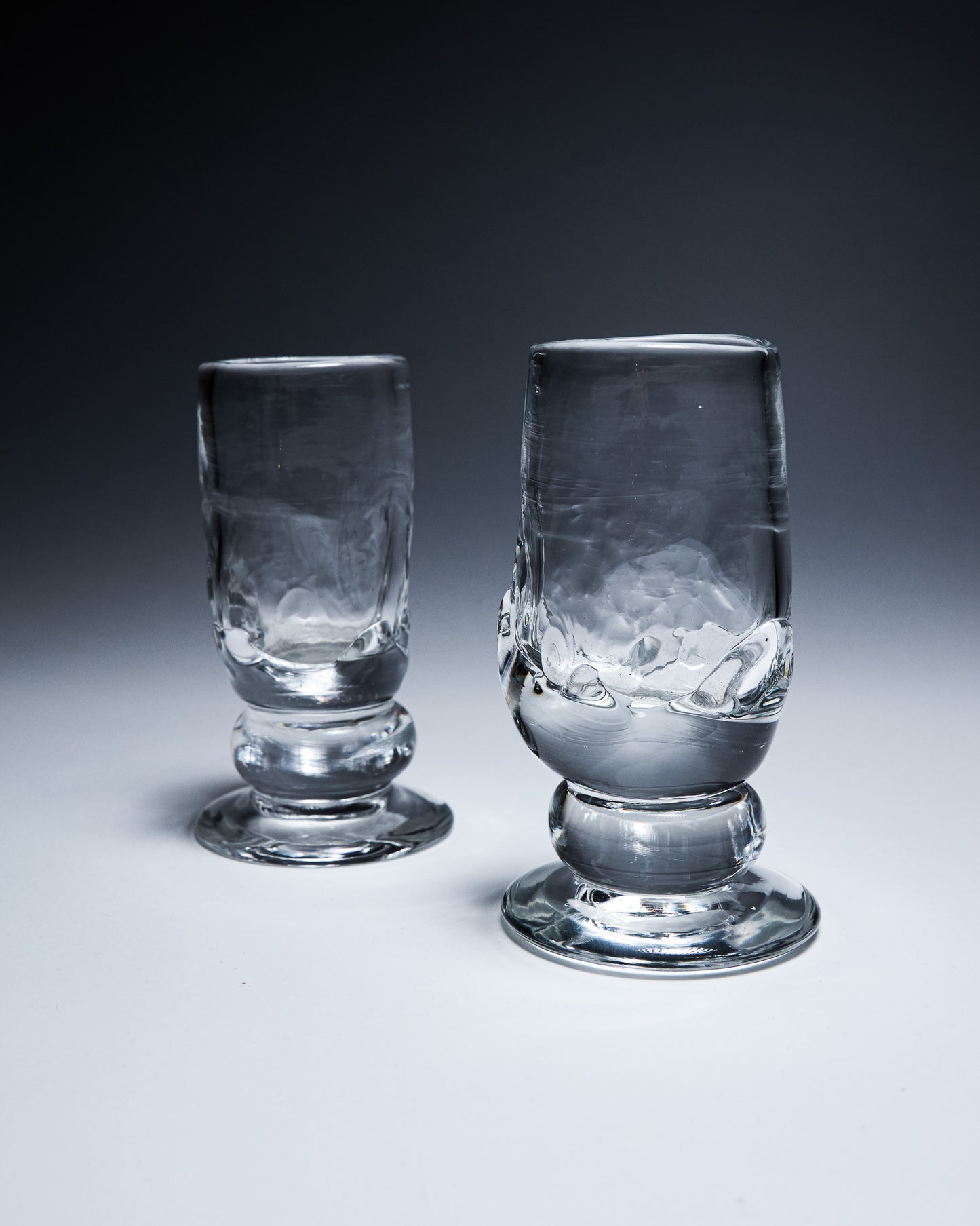 GOBELET À PIED DE FORME LIBRE