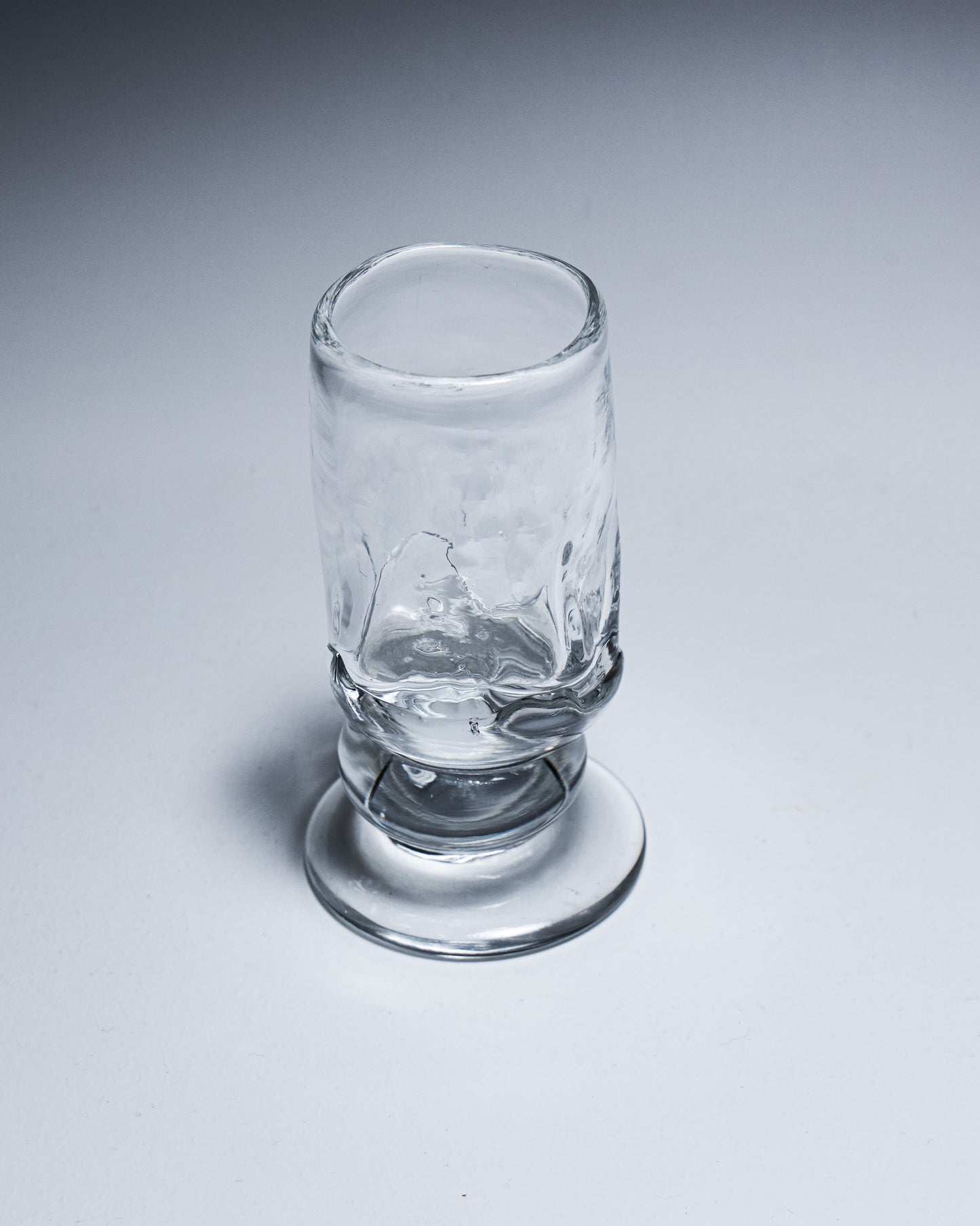 GOBELET À PIED DE FORME LIBRE