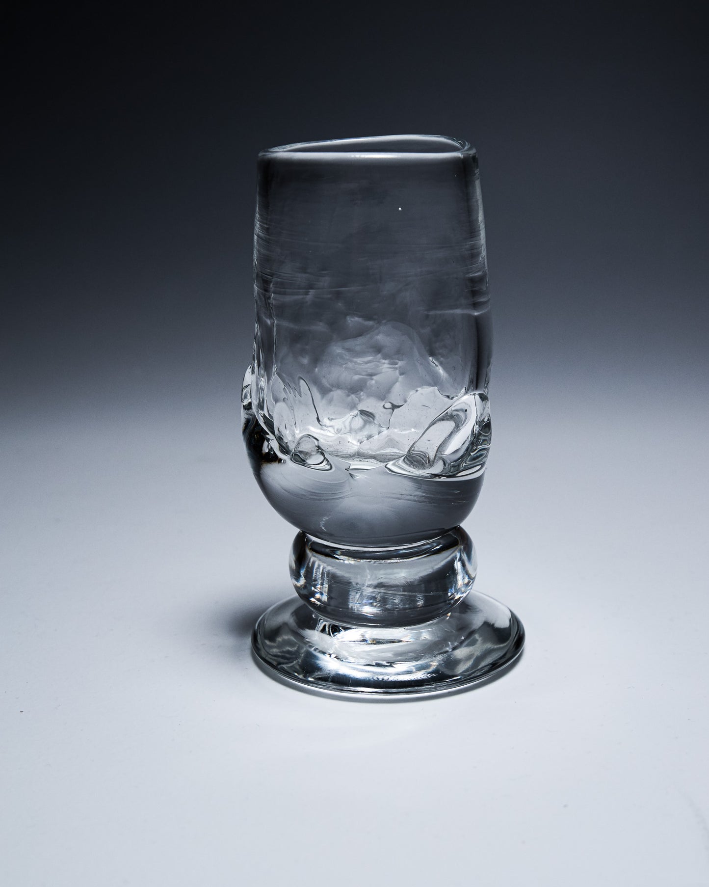 GOBELET À PIED DE FORME LIBRE