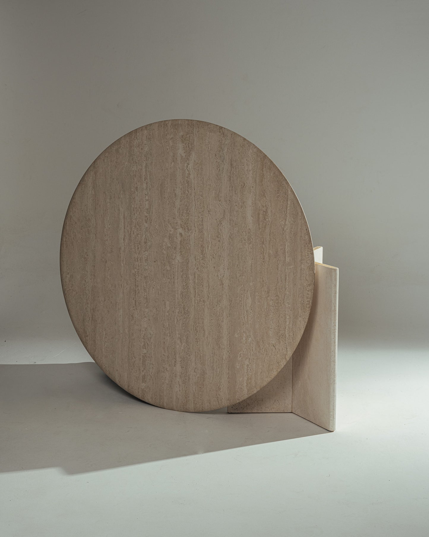 TABLE À MANGER RONDE EN TRAVERTIN, 1980s