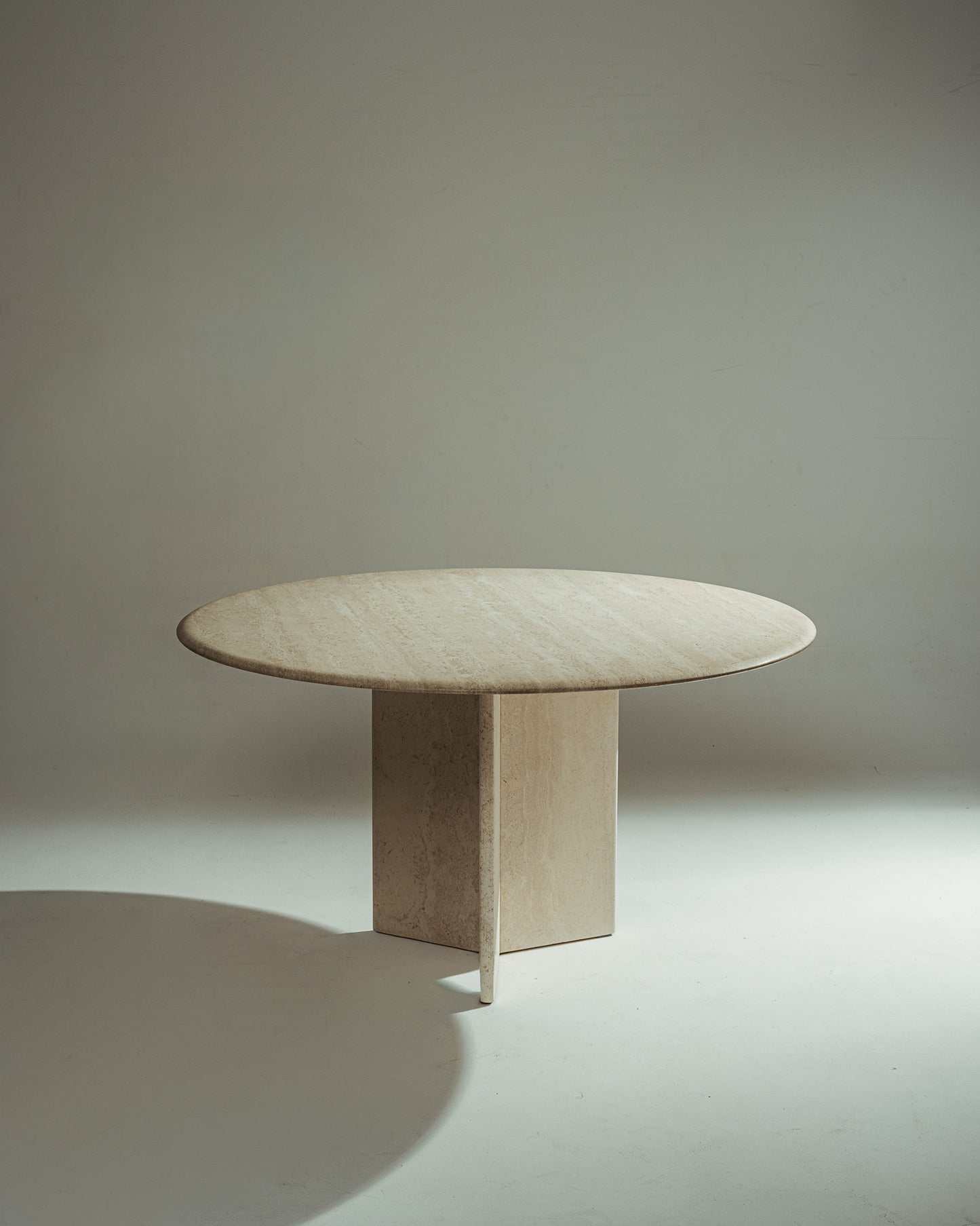 TABLE À MANGER RONDE EN TRAVERTIN, 1980s