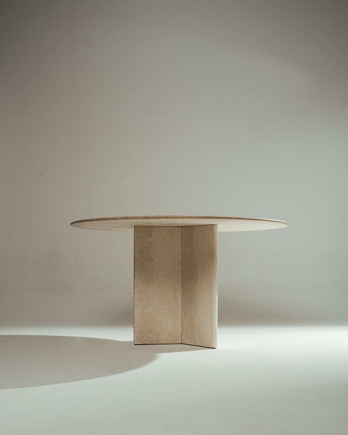 TABLE À MANGER RONDE EN TRAVERTIN, 1980s
