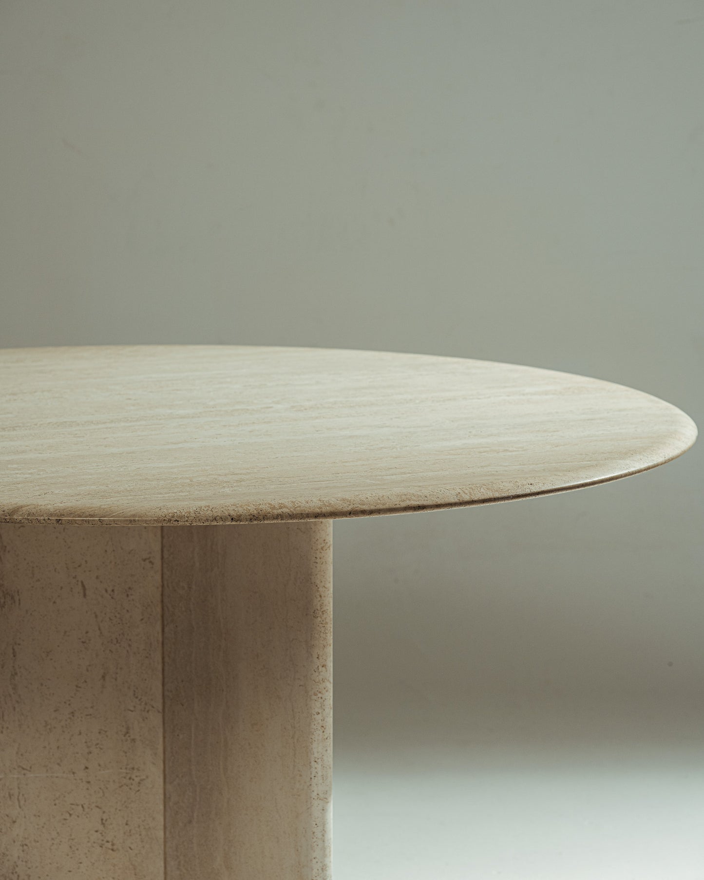 TABLE À MANGER RONDE EN TRAVERTIN, 1980s