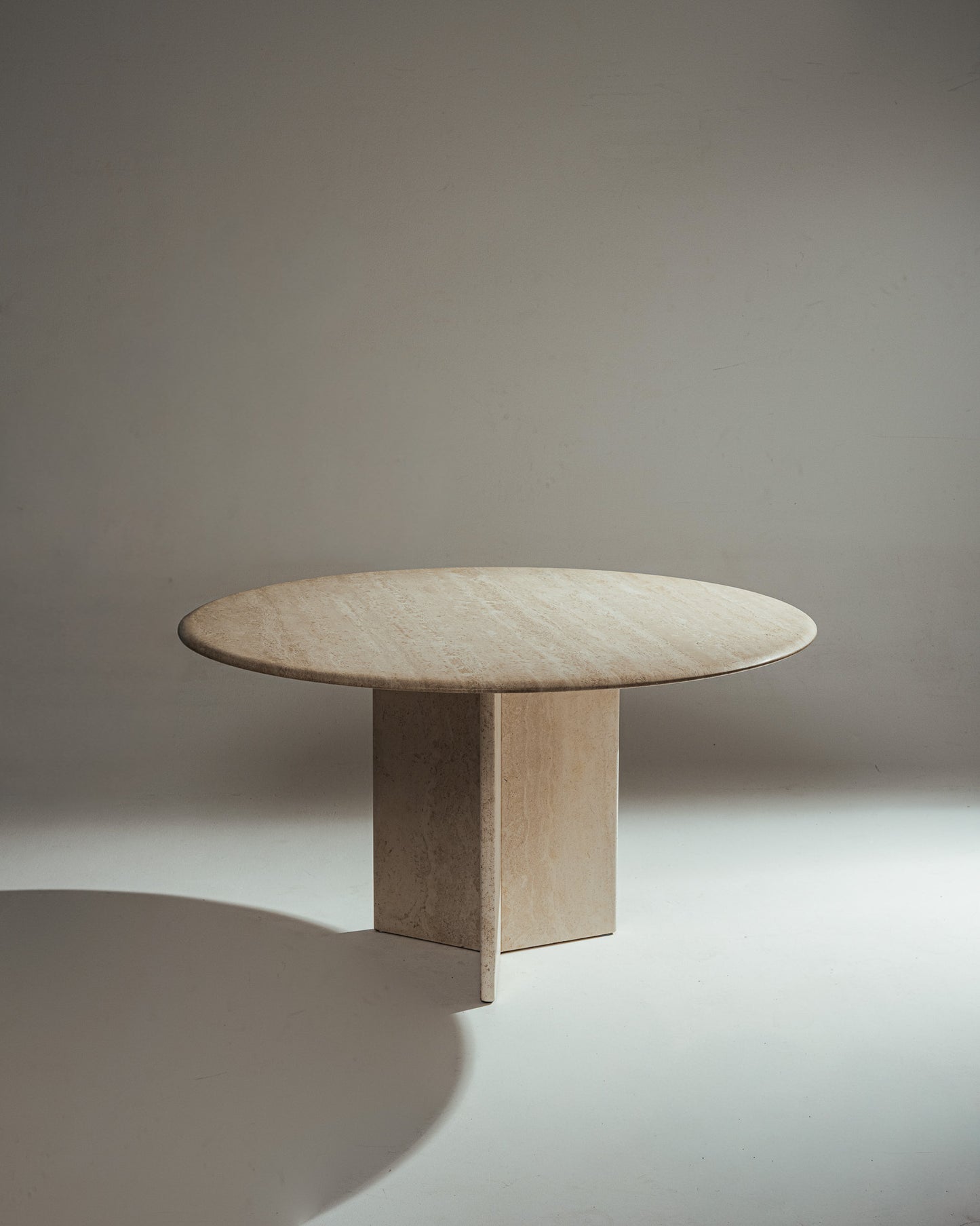 TABLE À MANGER RONDE EN TRAVERTIN, 1980s