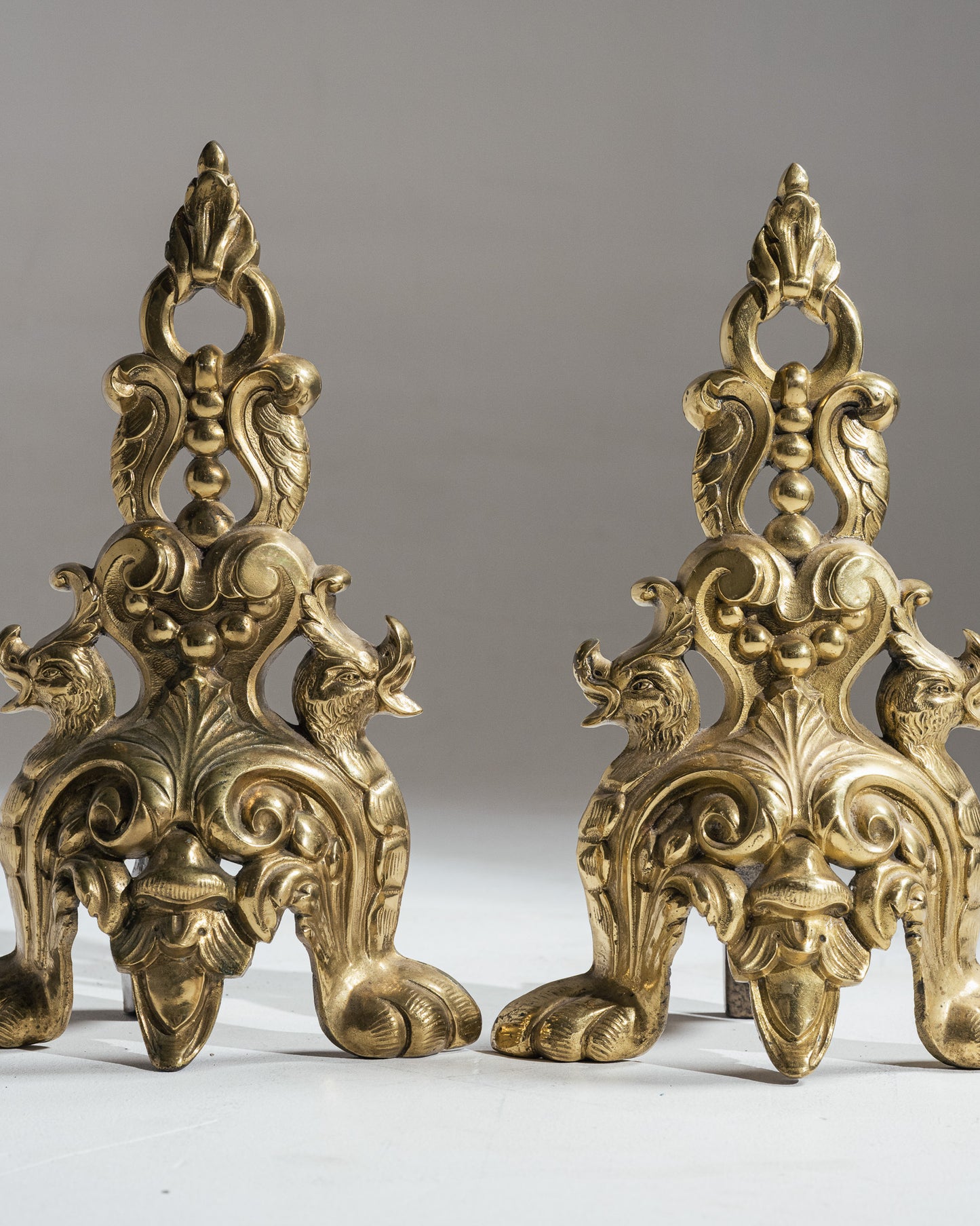 PAIRE DE CHENETS EN BRONZE ROCAILLE, 1920s