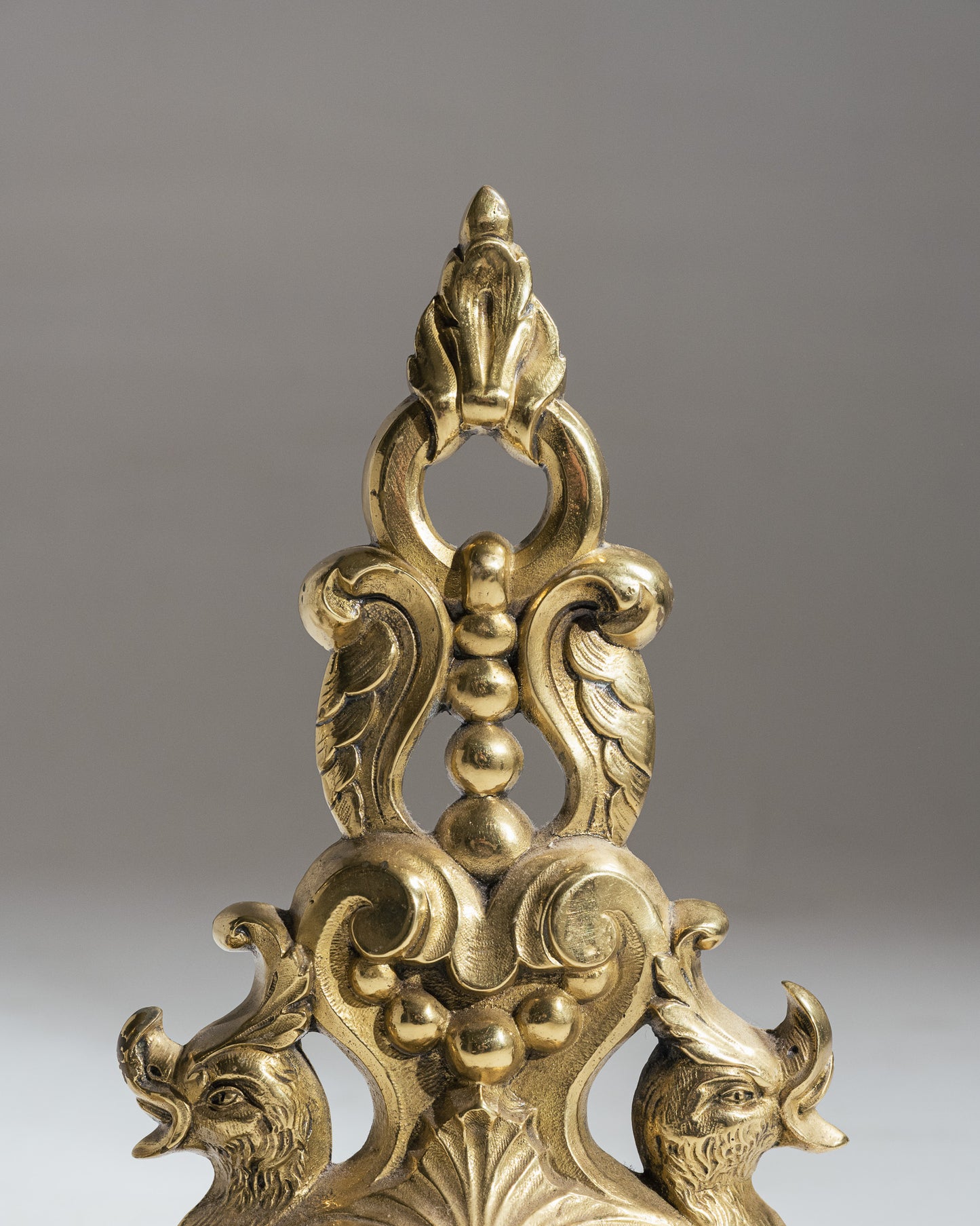 PAIRE DE CHENETS EN BRONZE ROCAILLE, 1920s