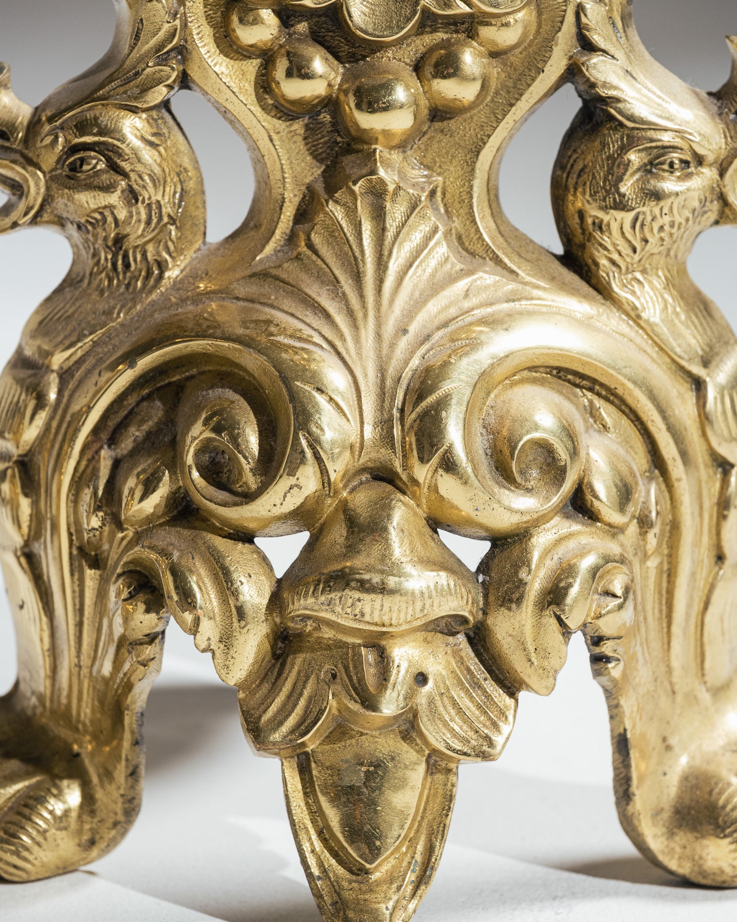 PAIRE DE CHENETS EN BRONZE ROCAILLE, 1920s