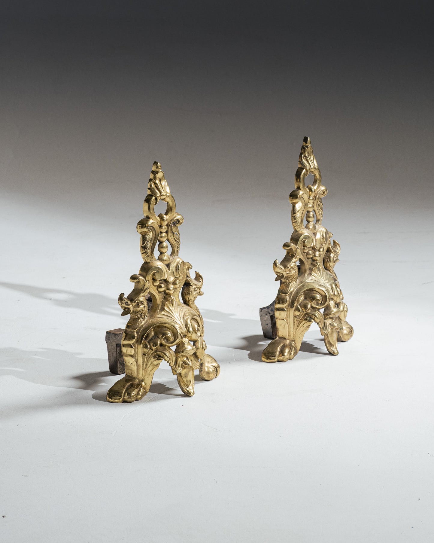 PAIRE DE CHENETS EN BRONZE ROCAILLE, 1920s