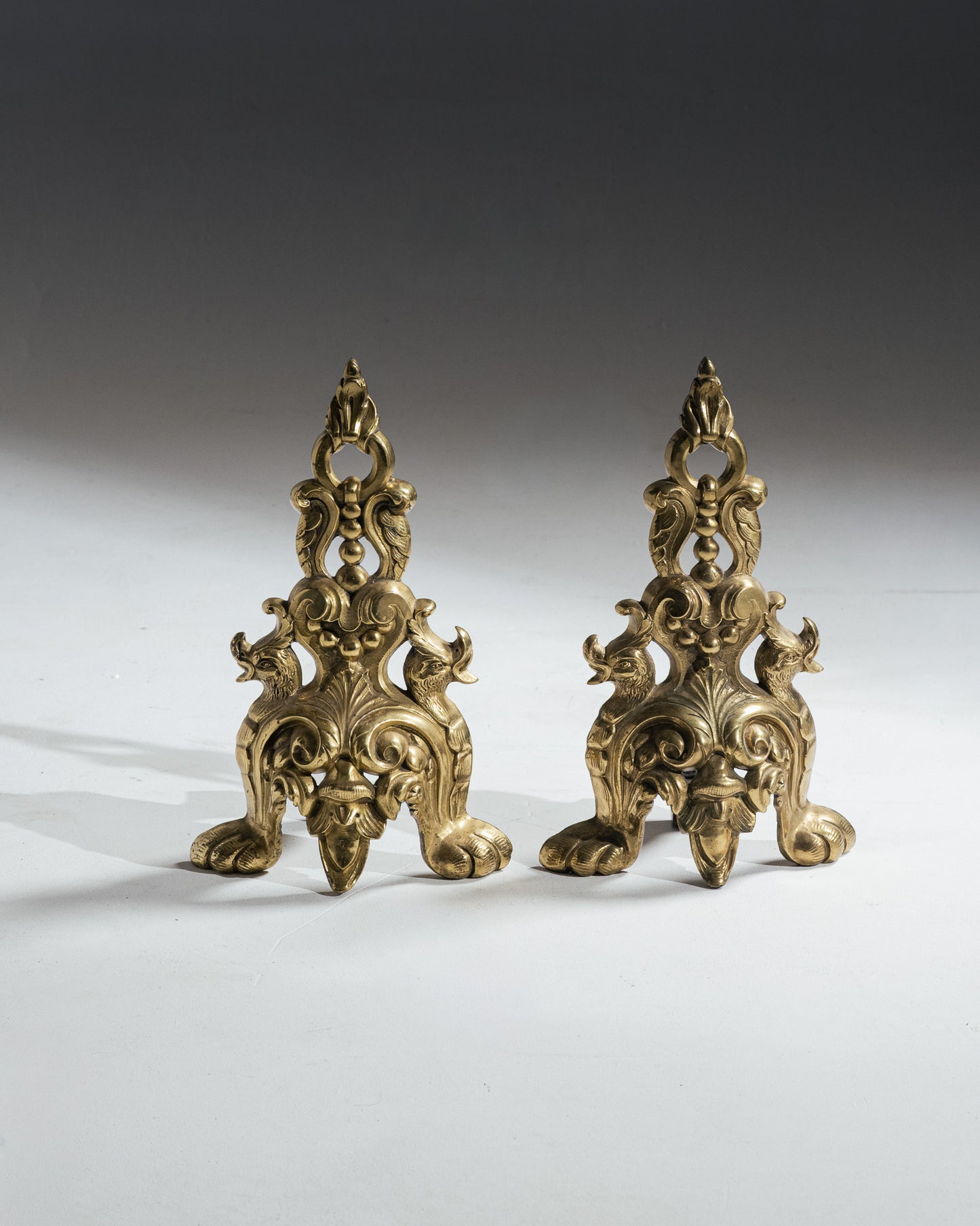 PAIRE DE CHENETS EN BRONZE ROCAILLE, 1920s