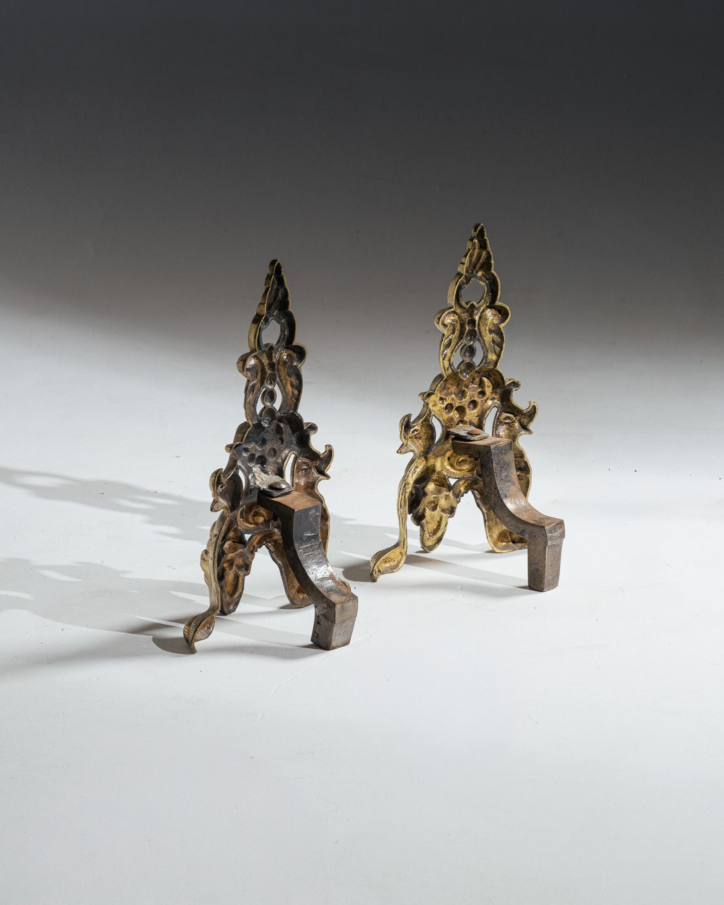 PAIRE DE CHENETS EN BRONZE ROCAILLE, 1920s