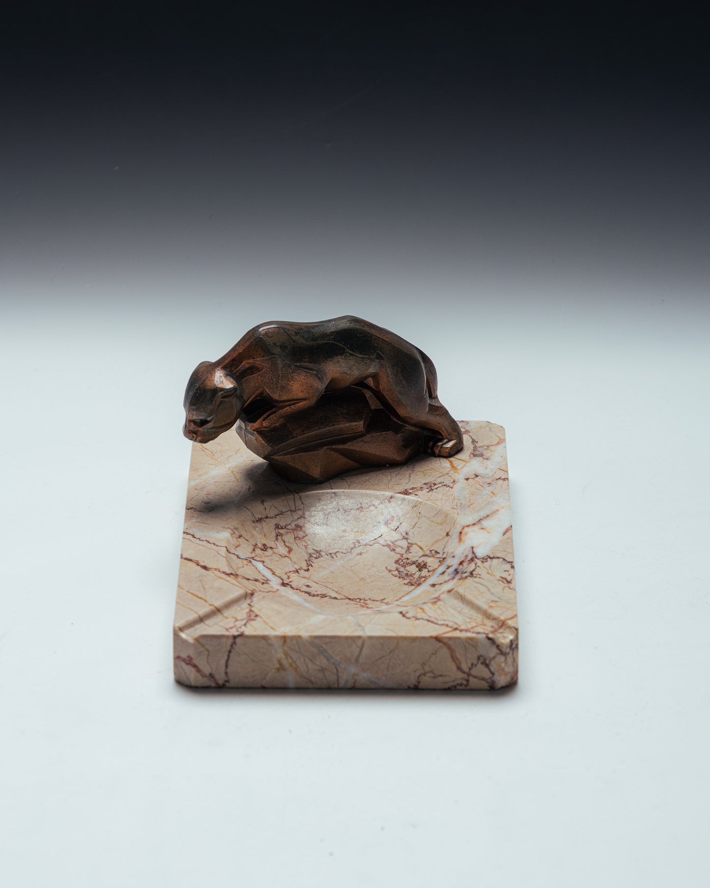 CENDRIER ART DÉCO EN MARBRE ET RÉGULE, 1930s