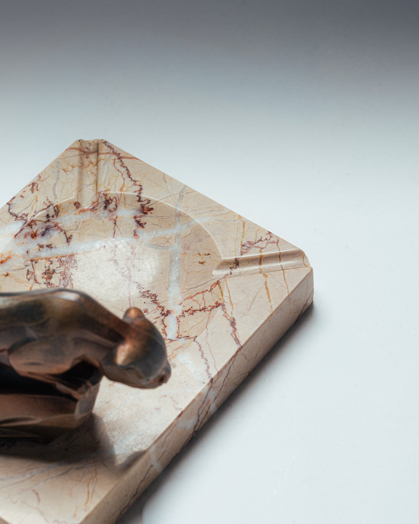 CENDRIER ART DÉCO EN MARBRE ET RÉGULE, 1930s