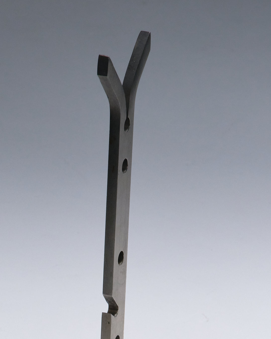 PAIRE DE CHENETS MODERNISTES EN ACIER BROSSÉ, 1970s