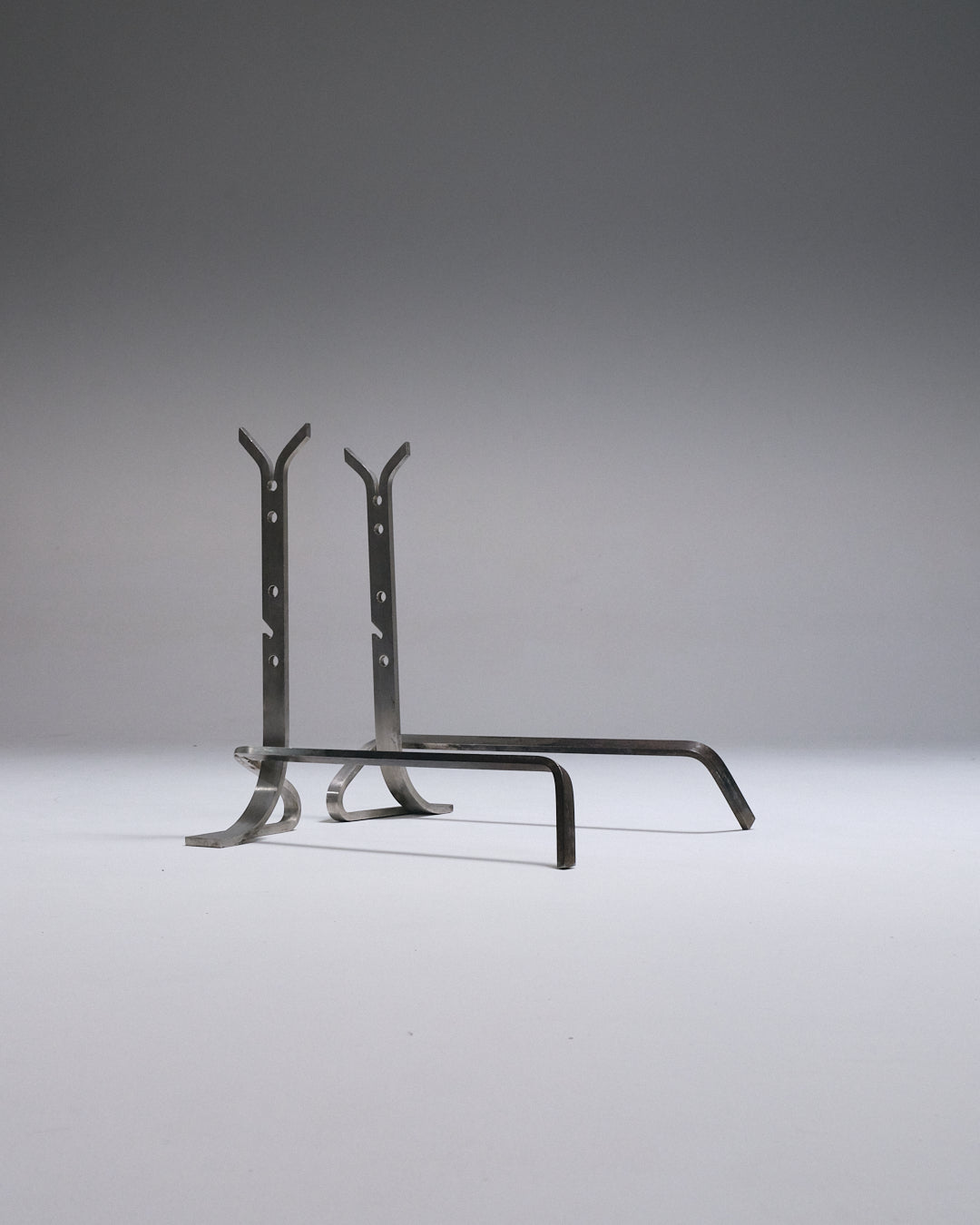 PAIRE DE CHENETS MODERNISTES EN ACIER BROSSÉ, 1970s