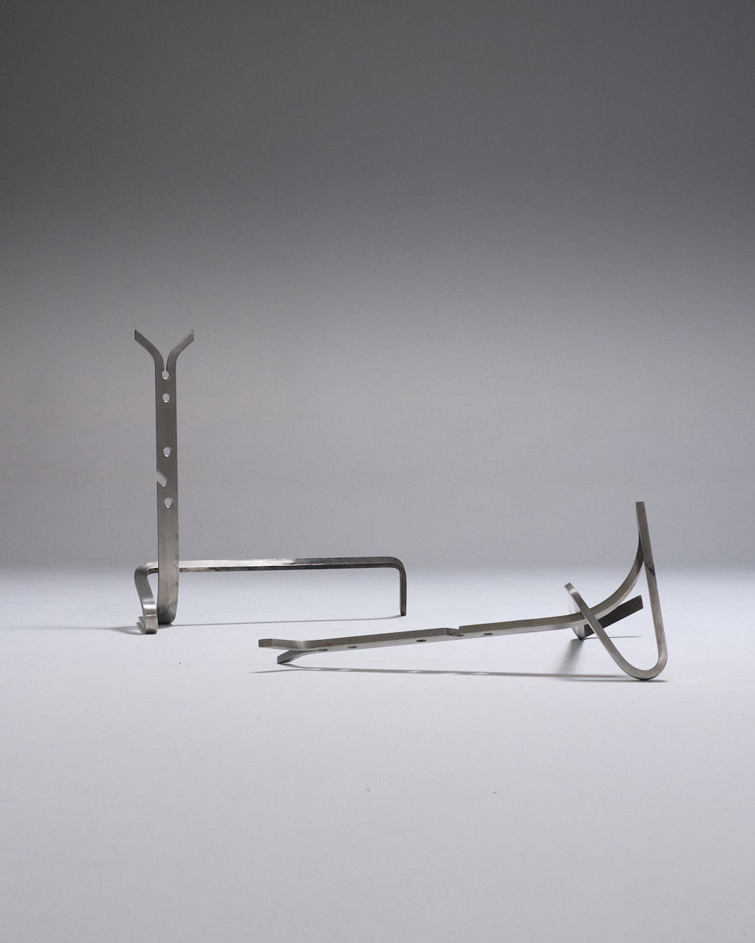 PAIRE DE CHENETS MODERNISTES EN ACIER BROSSÉ, 1970s