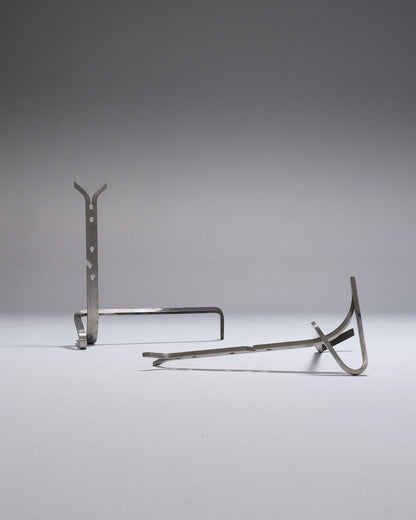 PAIRE DE CHENETS MODERNISTES EN ACIER BROSSÉ, 1970s