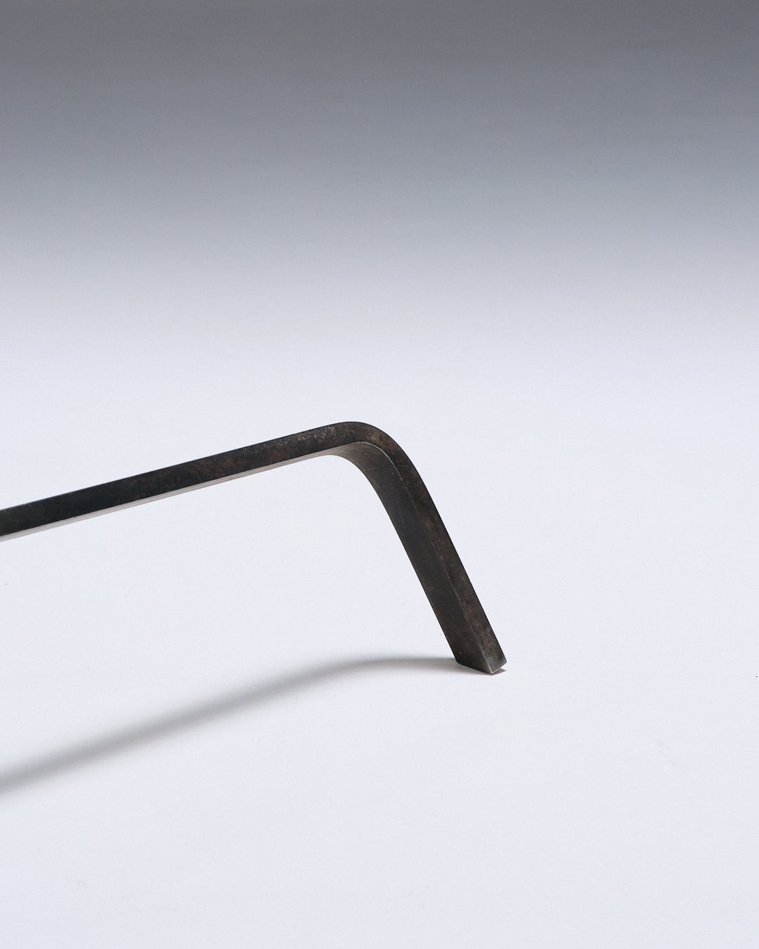 PAIRE DE CHENETS MODERNISTES EN ACIER BROSSÉ, 1970s