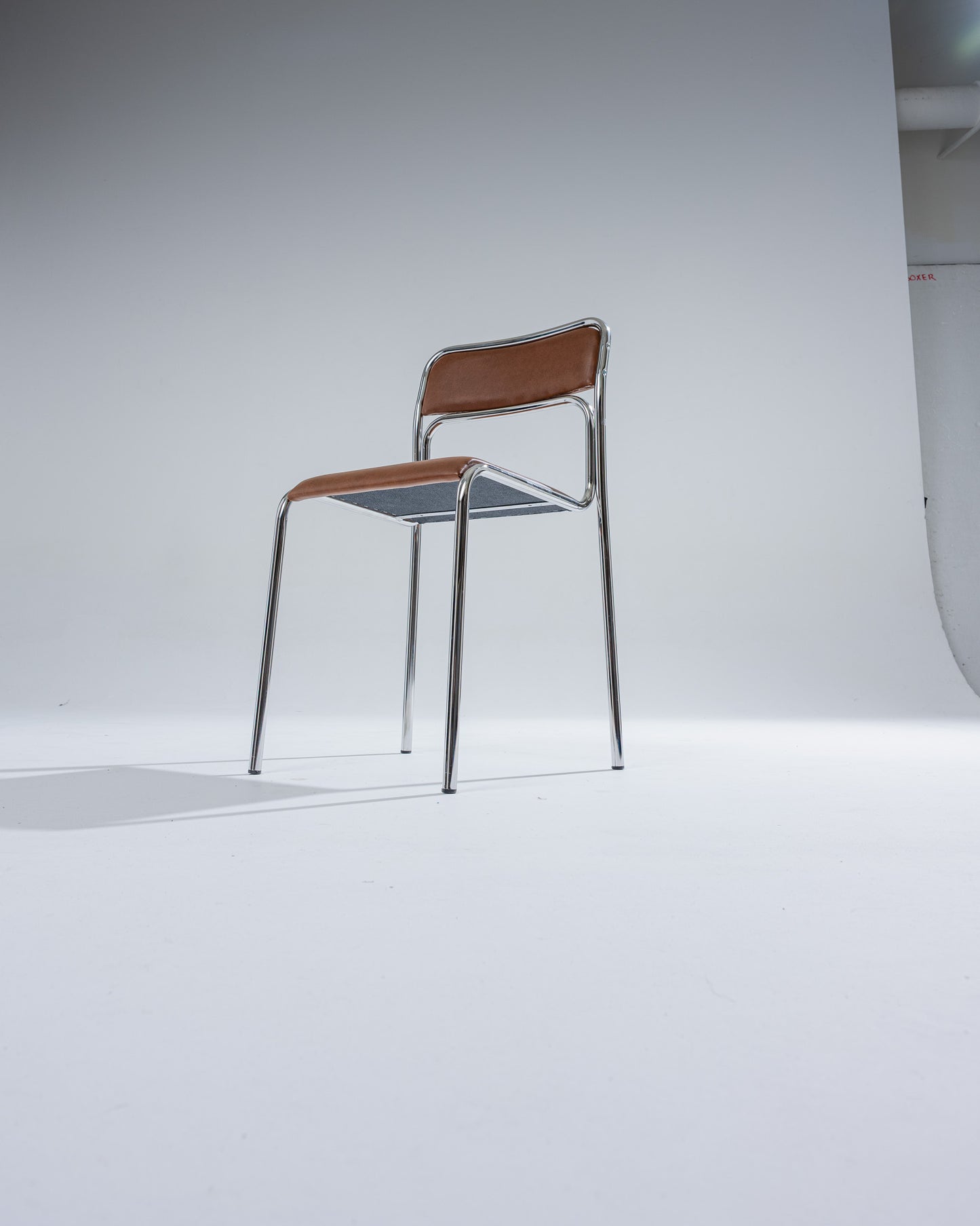 SET OF 4 CHAIRS IN TUBULAR STEEL AND COGNAC LEATHERETTE, 1980s