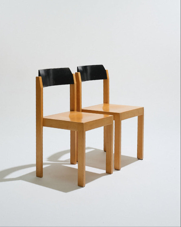 PAIRE DE CHAISES EMPILABLES EN BOIS, 1950s