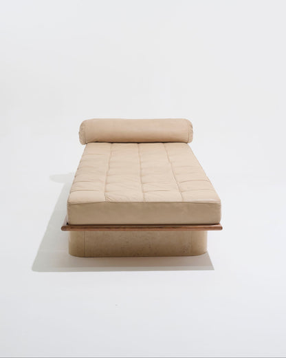 DAYBED EN CUIR BEIGE ET TRAVERTIN, 1980s