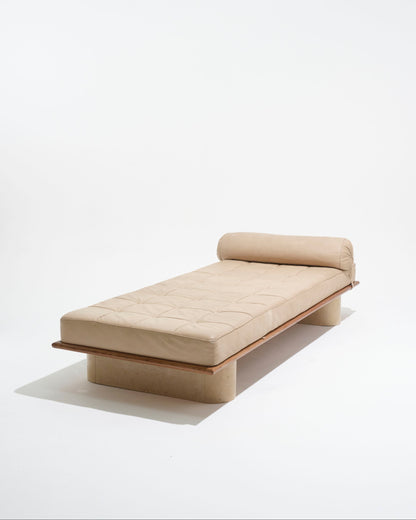 DAYBED EN CUIR BEIGE ET TRAVERTIN, 1980s