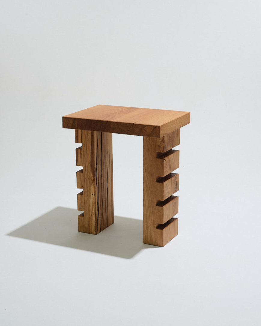 TABLE D'APPOINT EN CHÊNE SCULPTÉ