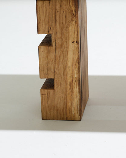 TABLE D'APPOINT EN CHÊNE SCULPTÉ