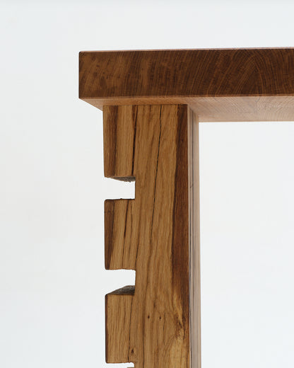 TABLE D'APPOINT EN CHÊNE SCULPTÉ