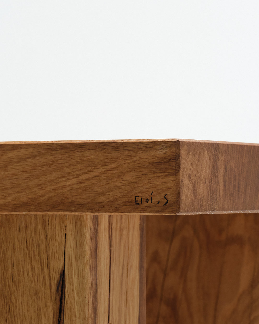 TABLE D'APPOINT EN CHÊNE SCULPTÉ