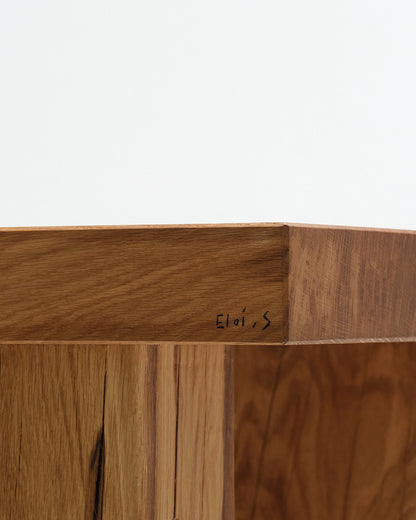 TABLE D'APPOINT EN CHÊNE SCULPTÉ