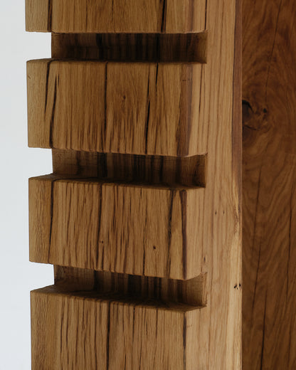 TABLE D'APPOINT EN CHÊNE SCULPTÉ