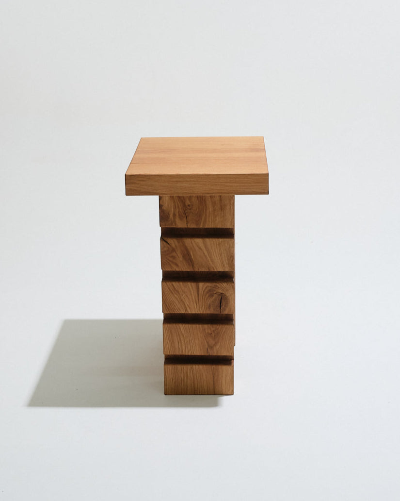 TABLE D'APPOINT EN CHÊNE SCULPTÉ