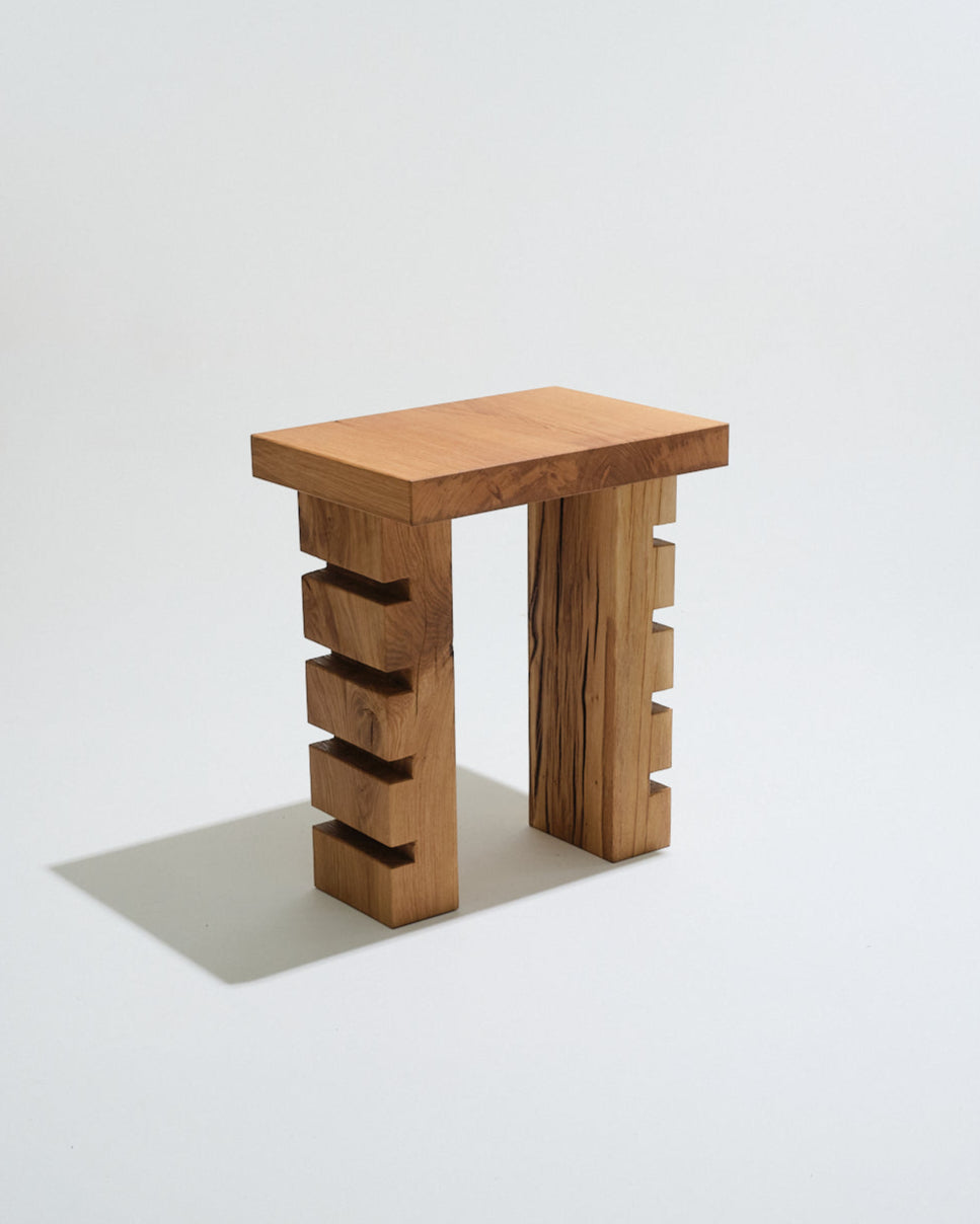 TABLE D'APPOINT EN CHÊNE SCULPTÉ