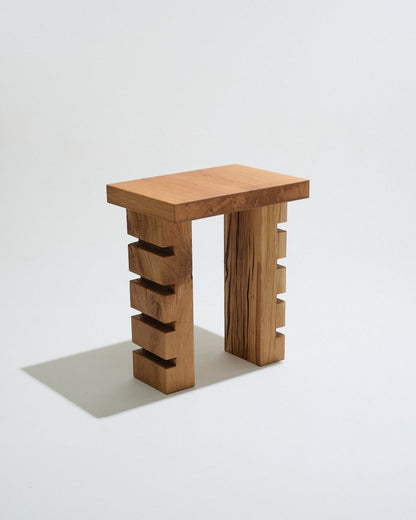 TABLE D'APPOINT EN CHÊNE SCULPTÉ