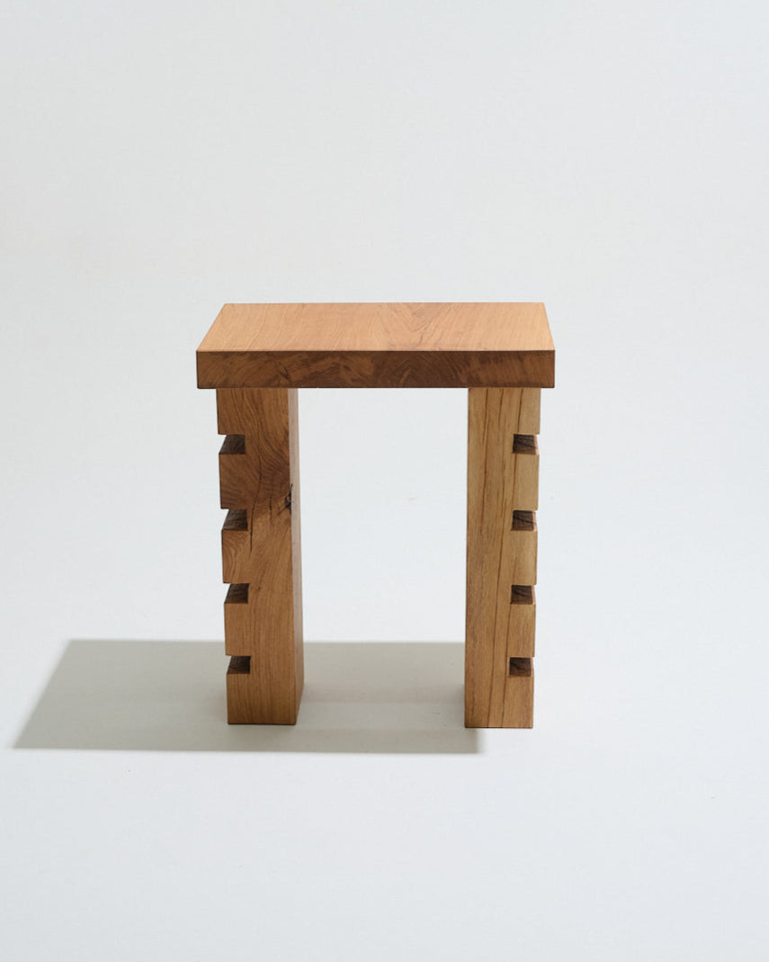 TABLE D'APPOINT EN CHÊNE SCULPTÉ