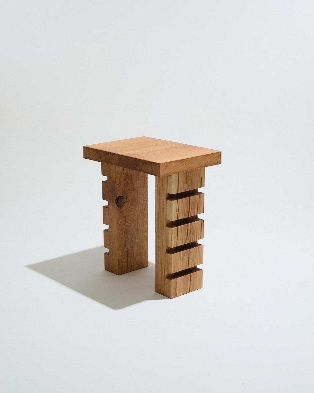 TABLE D'APPOINT EN CHÊNE SCULPTÉ