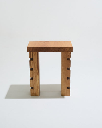 TABLE D'APPOINT EN CHÊNE SCULPTÉ