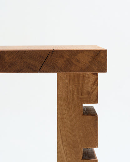 TABLE D'APPOINT EN CHÊNE SCULPTÉ