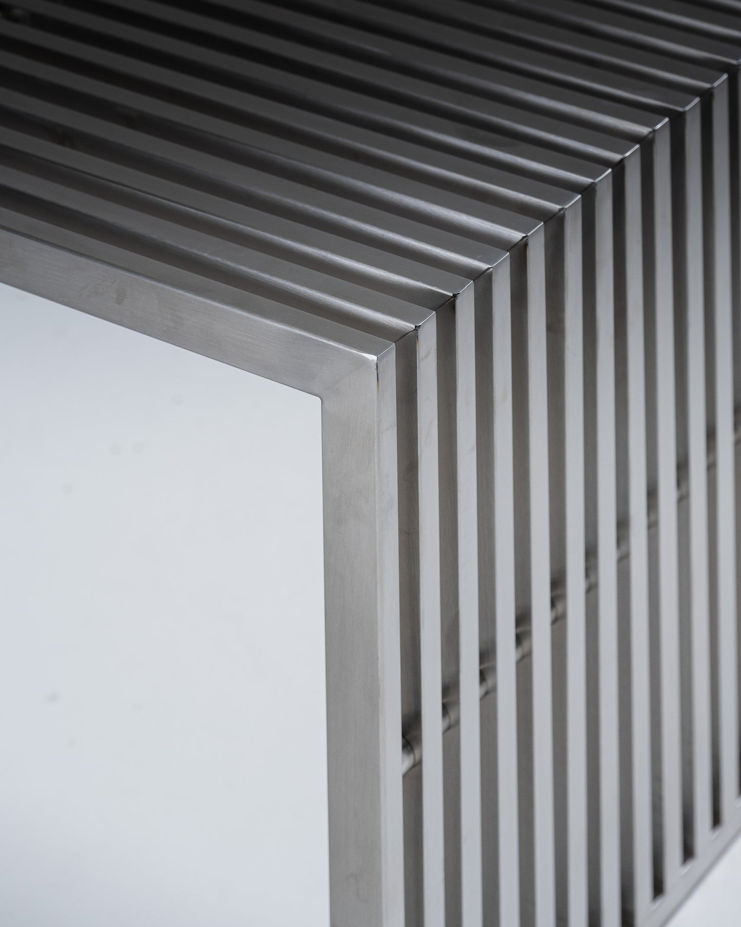 BANC EN ACIER INOXYDABLE MODERNISTE