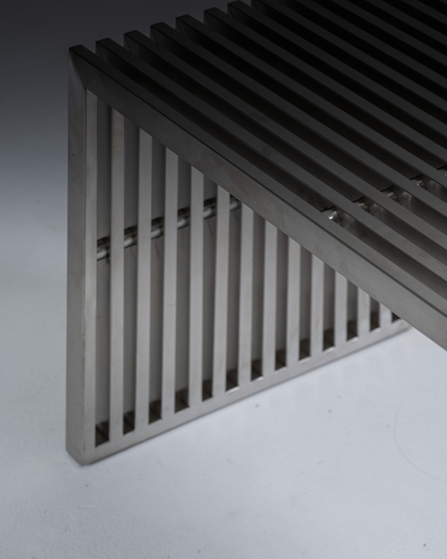 BANC EN ACIER INOXYDABLE MODERNISTE