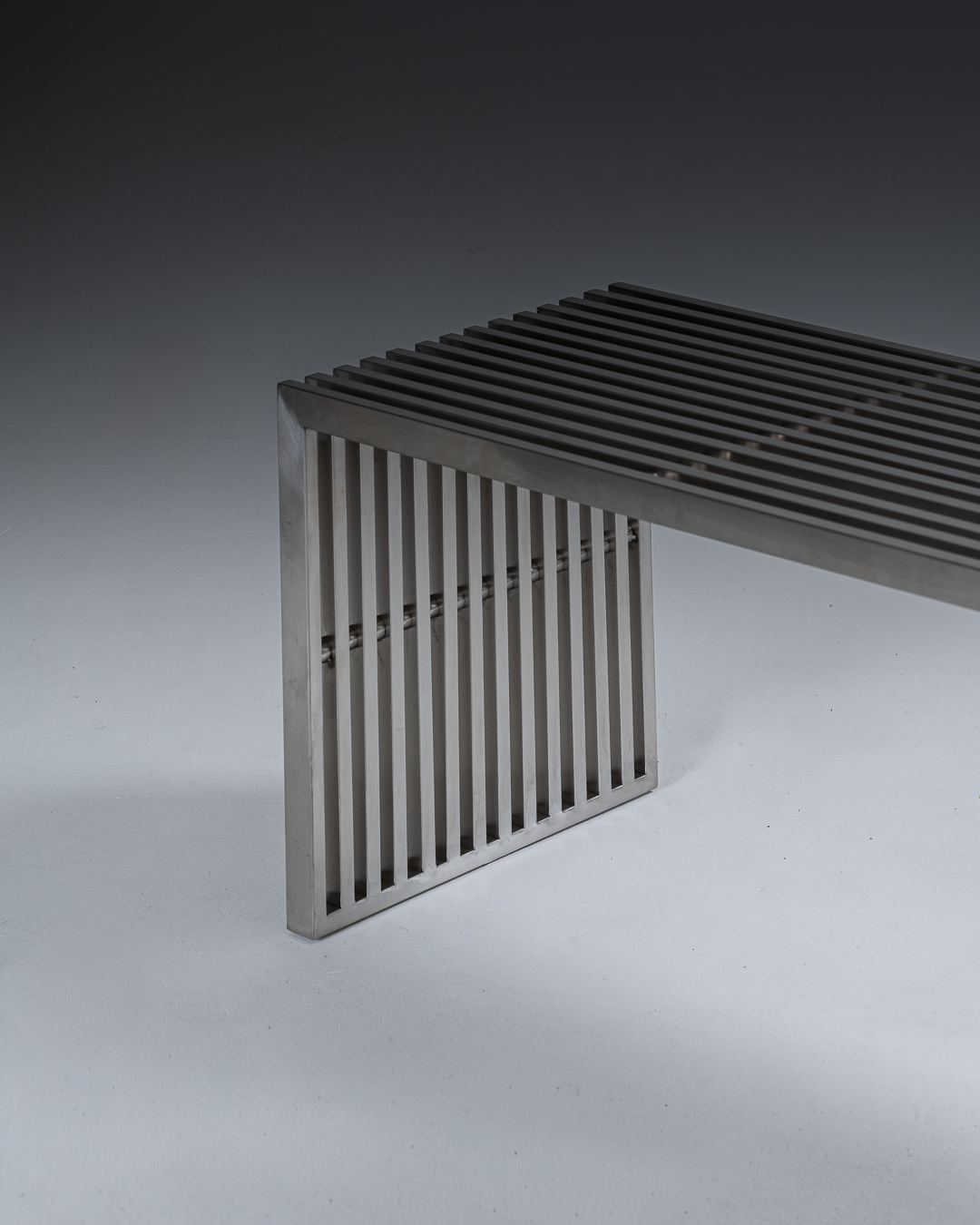 BANC EN ACIER INOXYDABLE MODERNISTE