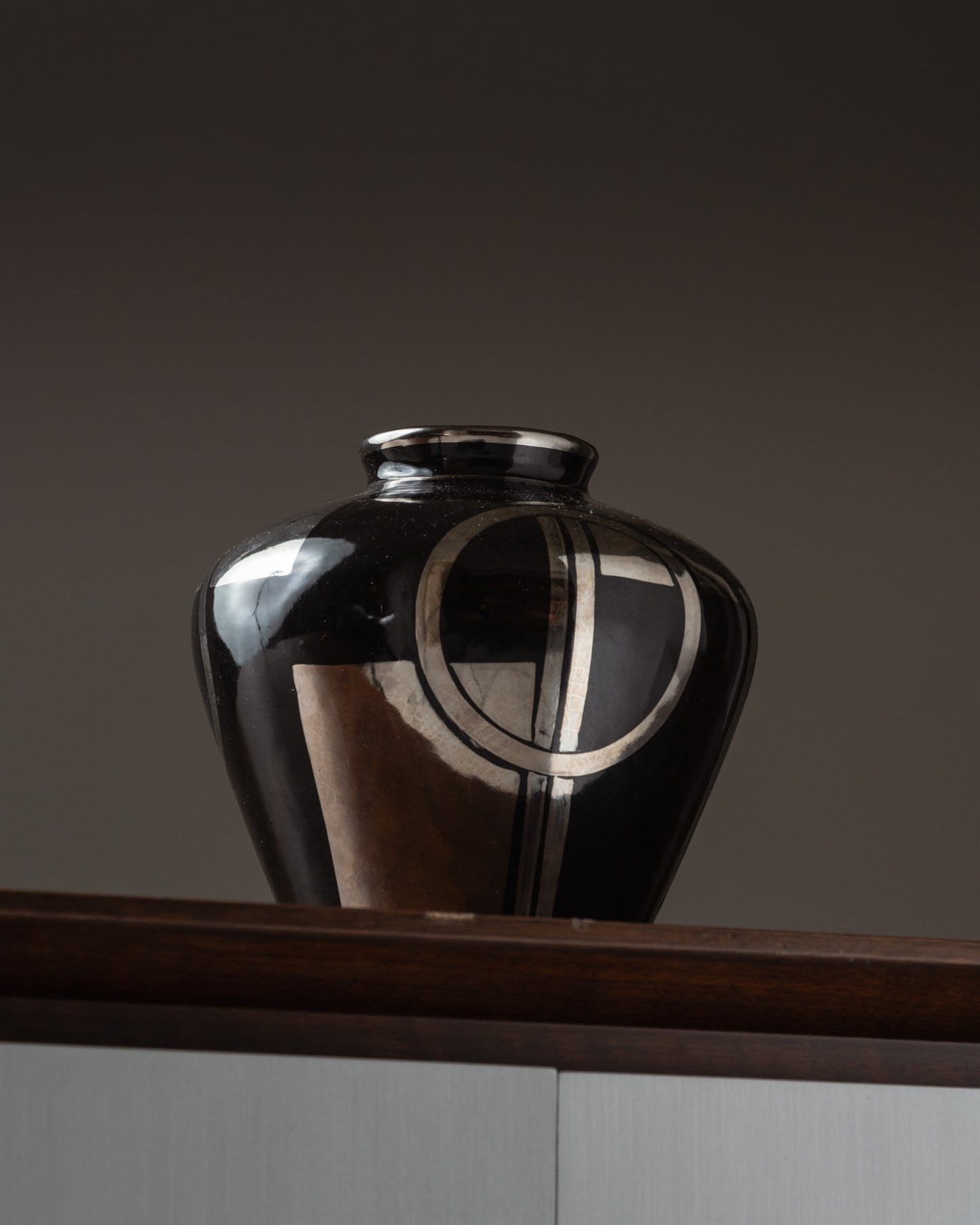 VASE BOULE ART DÉCO NOIR ET ARGENTÉ, 1930s