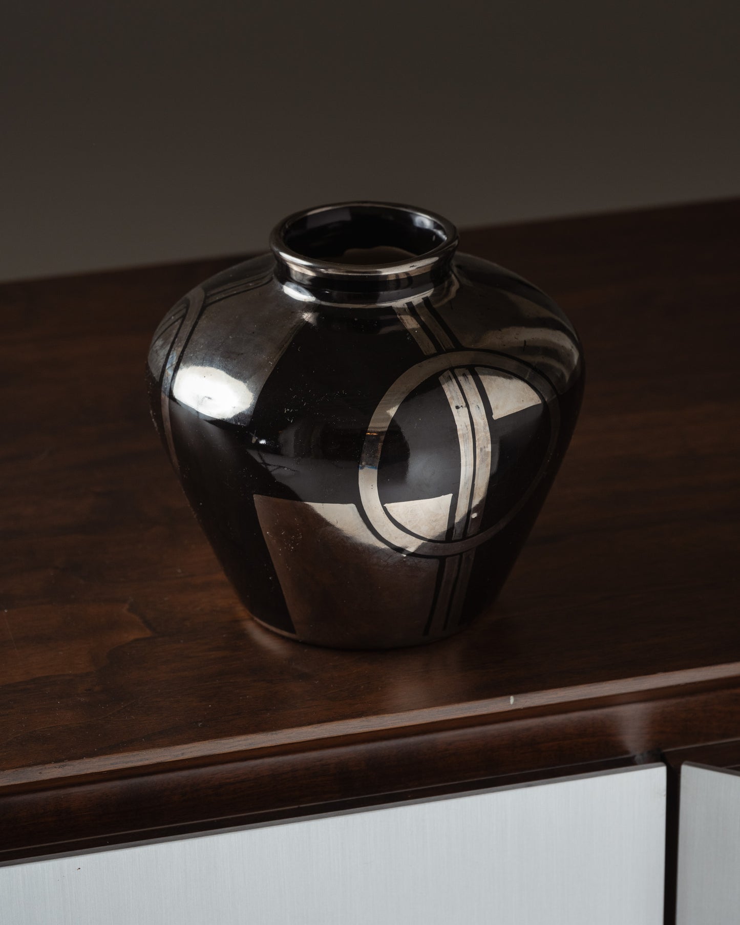 VASE BOULE ART DÉCO NOIR ET ARGENTÉ, 1930s