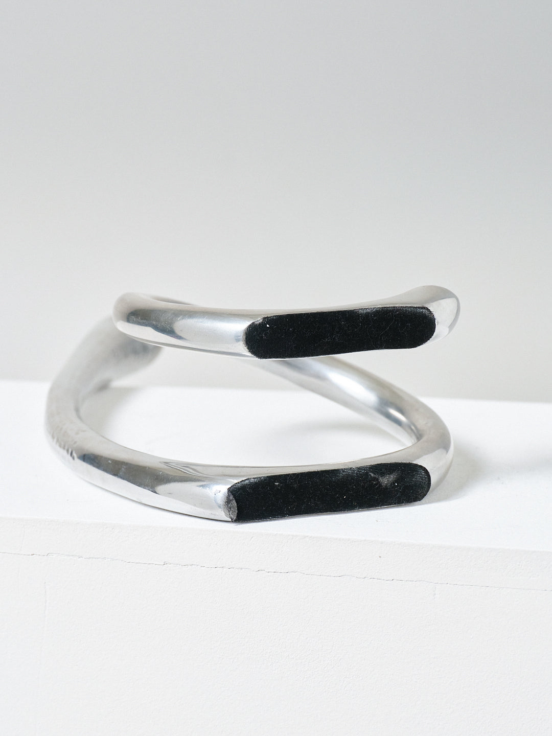 BOUGEOIR CURLY EN MÉTAL MARTELÉ, 1970s