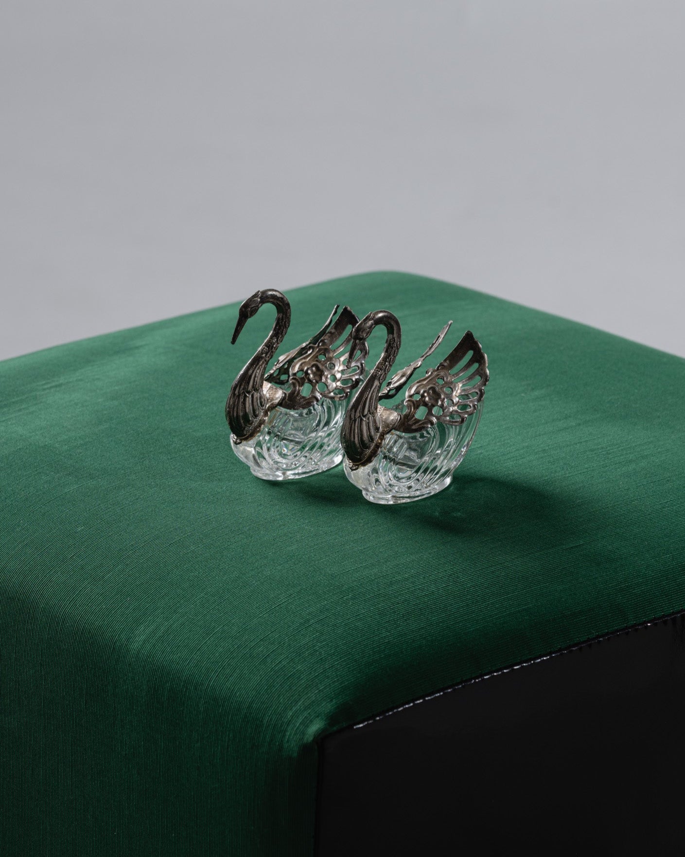 PAIRE DE SALIÈRE ET POIVRIÈRE EN FORME DE CYGNE, 1950s